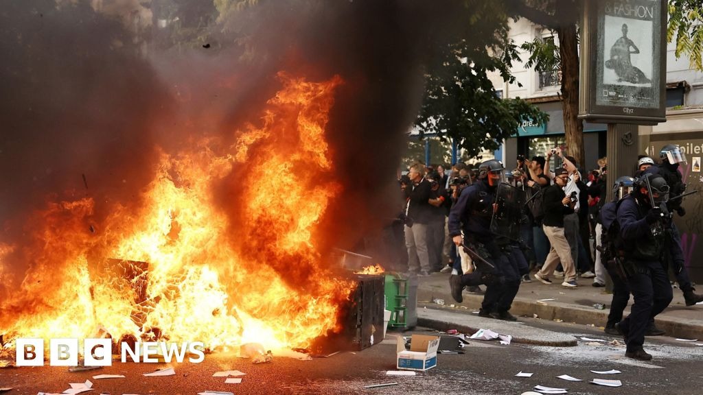 stun grenades France protests